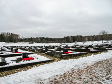 Minsk, Belarus, 2 Ocak 2020. Belarus 'ta, savaş kurbanlarının anılarına adanmış bir anıt kompleksinin oluşturulduğu tarihi bir köy..