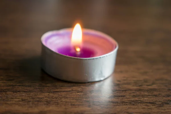 Foto Una Vela Encendida Sobre Fondo Madera — Foto de Stock