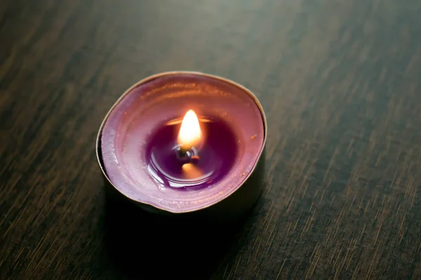 Foto Una Vela Encendida Sobre Fondo Madera — Foto de Stock