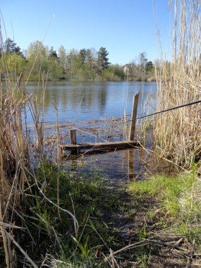 Göl, göl, balıkçılık. Balık tutmak için bir yer. Sessiz, sakin göl, dönen balıkçılık süreci.