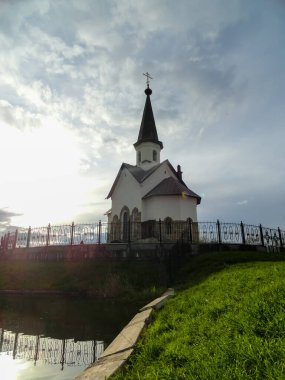 Yazın Rus Hıristiyan kilise parkı. Kilisenin binası..