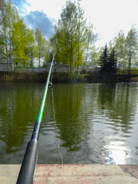 Göl, göl, balıkçılık. Balık tutmak için bir yer. Sessiz, sakin göl, dönen balıkçılık süreci.