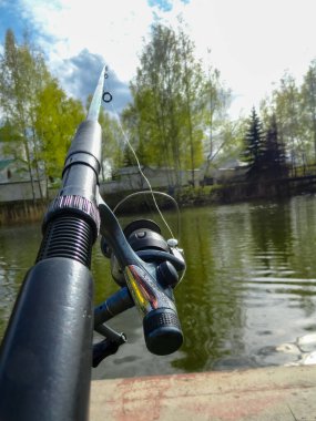 Göl, göl, balıkçılık. Balık tutmak için bir yer. Sessiz, sakin göl, dönen balıkçılık süreci.