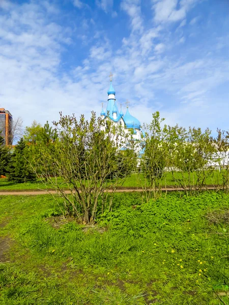 夏にはロシアのキリスト教会公園 教会の建物 — ストック写真