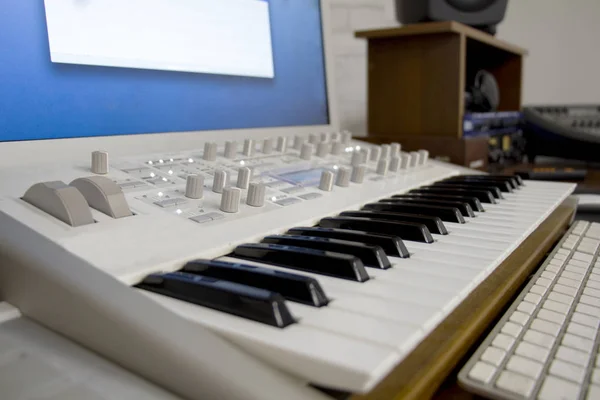 Der Synthesizer im Tonstudio — Stockfoto