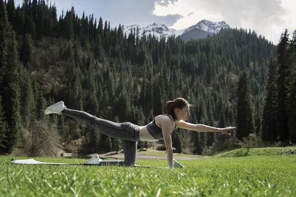 Girl doing yoga outdoors — Stock Photo, Image