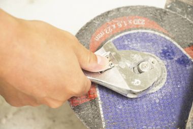 açı değirmeni duvar