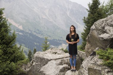 Çok sevimli bir kız güzel kır çiçekleri elele