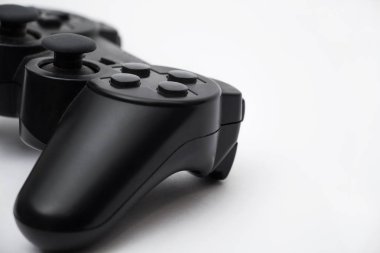 Beyaz arka planda siyah gamepad