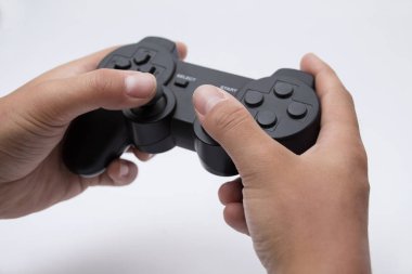 bir gamepad holding eller
