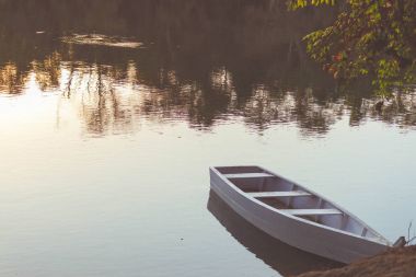 Florest beyaz bir tekne gölde yansıyan