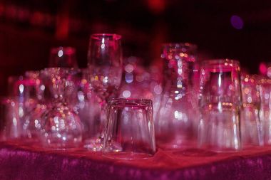 boş gözlük ve bardak 02