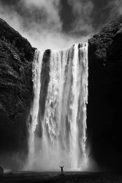 令人惊异的瀑布附近的人的剪影 — 图库照片