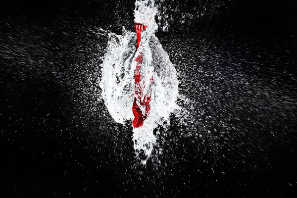 Su ile kırmızı balon kırık