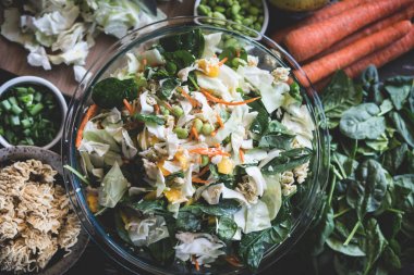 Asya erişte salatası