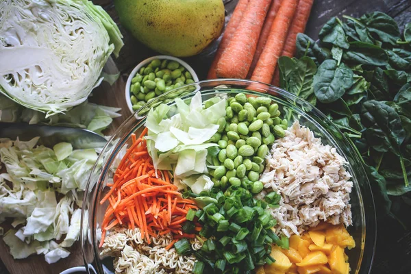 Asya erişte salatası