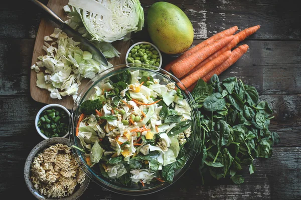 Asya erişte salatası