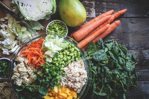 Asya erişte salatası