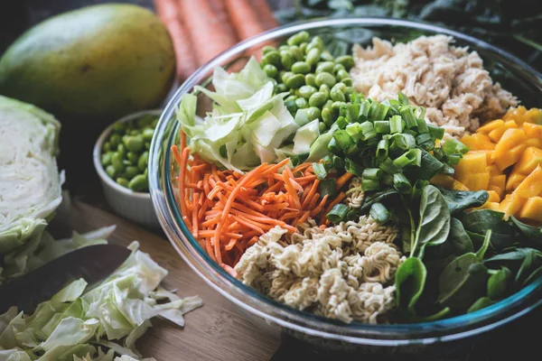 Asya erişte salatası