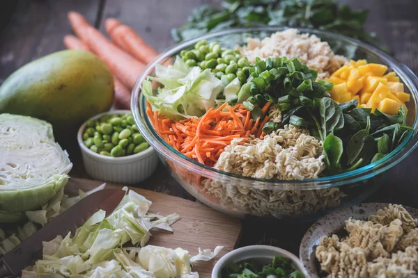 Asya erişte salatası