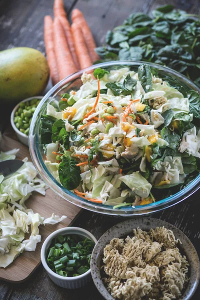 Asya erişte salatası