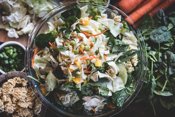 Asya erişte salatası