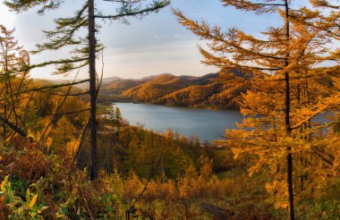 Sonbahar dağ gölü. Sahalin.