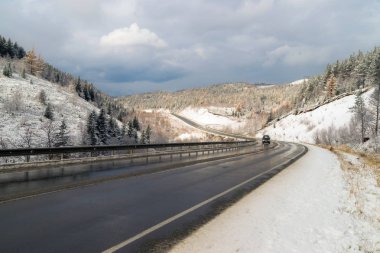 Dağ yolundan. İlk kar.