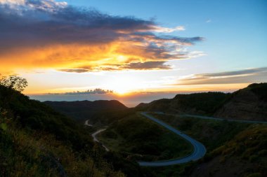Gün batımında dağ yolu. Sahalin.