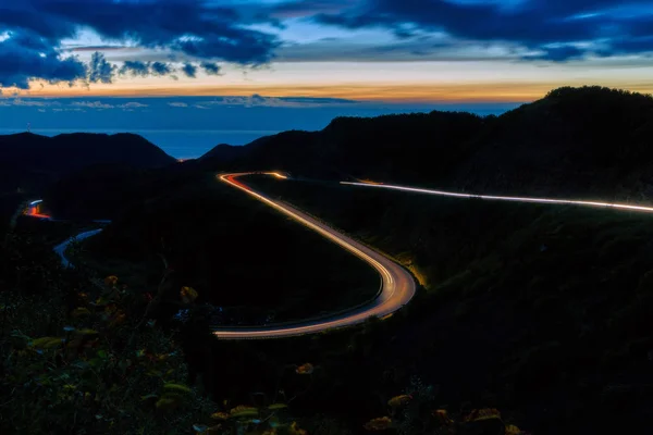 Estrada da montanha ao pôr-do-sol. Sacalina . — Fotografia de Stock