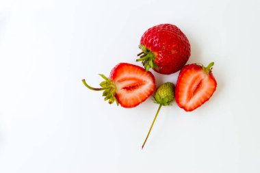 Beyaz arkaplanda çilek.
