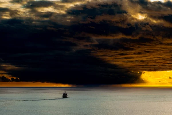 The ship sails towards the storm front. — Stock Photo, Image