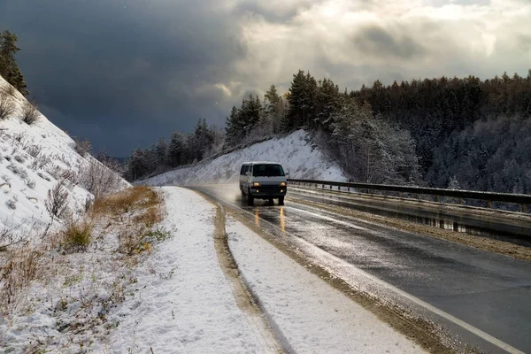 Bergweg. Eerste sneeuw. — Stockfoto