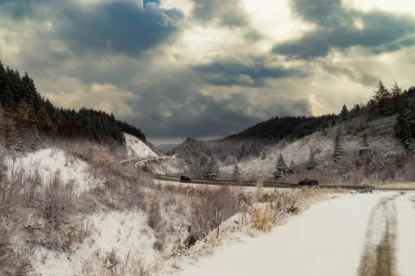 Estrada da montanha. Primeira neve . — Fotografia de Stock