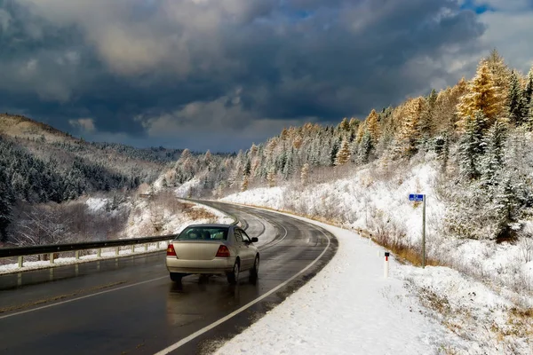 Mountain road. First snow. — Stock Photo, Image