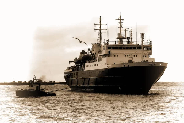 Yolcu gemisi limanda toplantı. Sahalin.