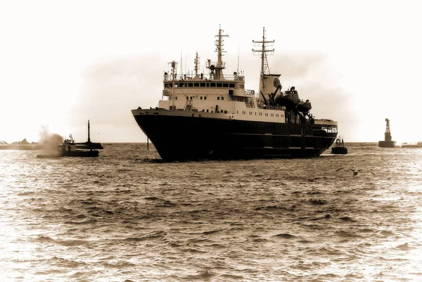 Möte ett passagerarfartyg i hamn. Sachalin. — Stockfoto