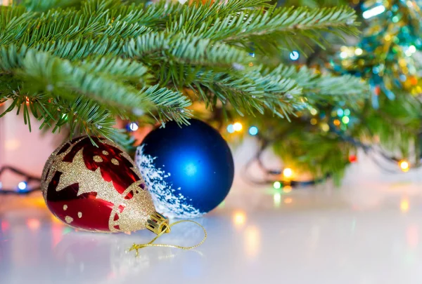 Decorazione natalizia con palline e luci . — Foto Stock