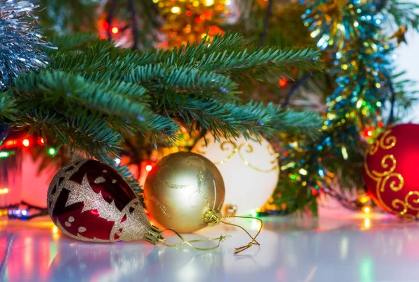 Рождественские украшения с безделушками и огнями . — стоковое фото