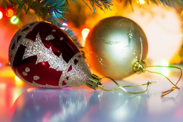 Noel dekorasyon baubles ve ışıklar.