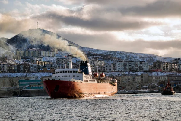 Färjan anländer i den port i Kholmsk. — Stockfoto