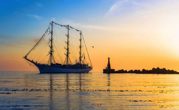 O veleiro de treinamento entra no porto ao pôr do sol . — Fotografia de Stock