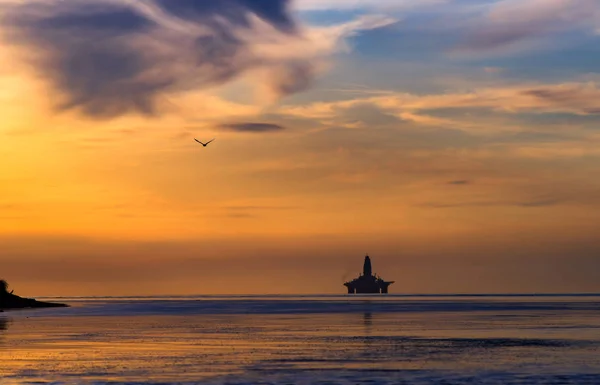 Południowo-zachodniej wyspy wybrzeża Sachalin. Zachód słońca na morzu. — Zdjęcie stockowe