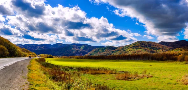 Panoramautsikt över kullarna i Sachalin. Den ön Sachalin. — Stockfoto