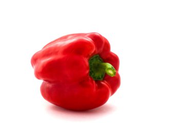 Kırmızı biber beyaz arkaplanda izole edildi.