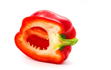 Kırmızı biber beyaz arkaplanda izole edildi.