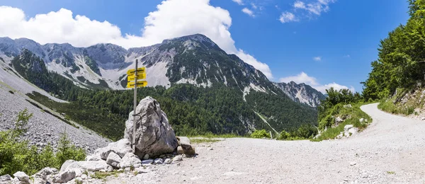 Maltschacher Alm Avusturya ve Karawanks görünümüne yol