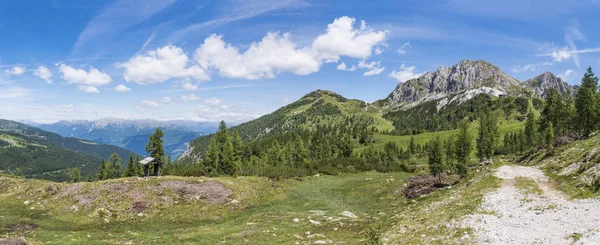 Nassfeld com montanha Gartnerkofel e High Tauern com Grossglockner — Fotografia de Stock