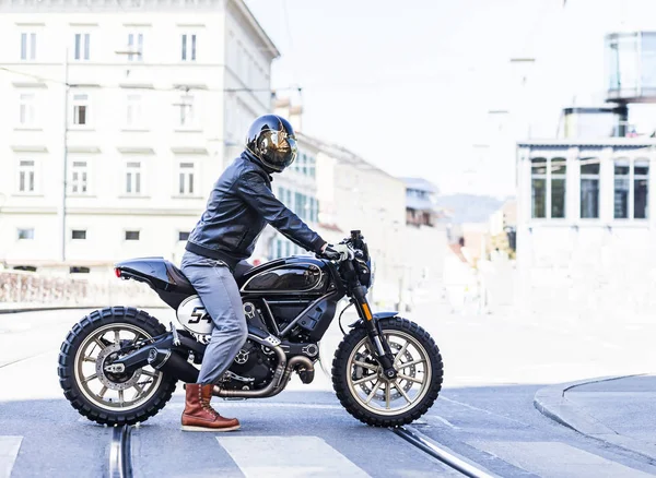 Motocicleta jinete en encargo estilo scrambler café corredor en th —  Fotos de Stock