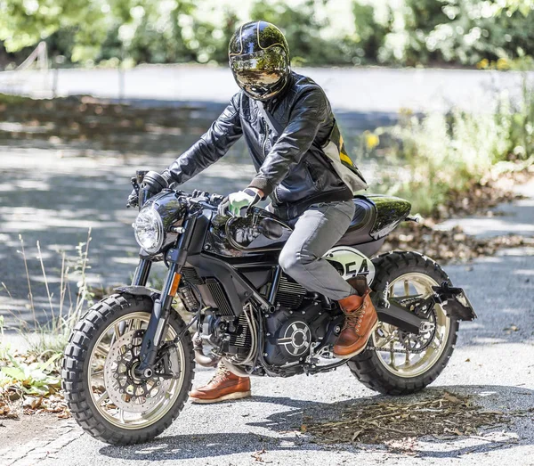 Özel yapılmış scrambler tarzı kafe racer TH üzerinde motosiklet binici